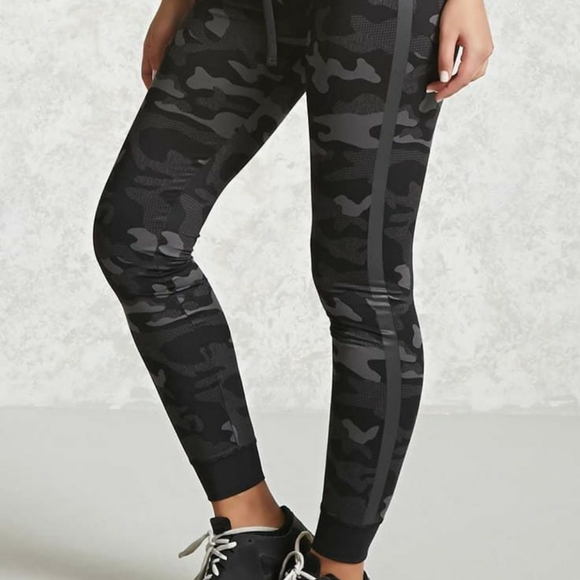 Forever 21 camo leggings size medium - Picture 2 of 5